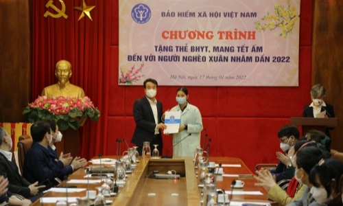 BHXH Việt Nam: Trao tặng gần 600 sổ BHXH, hơn 10 nghìn thẻ BHYT và trên 3.000 phần quà tới người dân có hoàn cảnh khó khăn